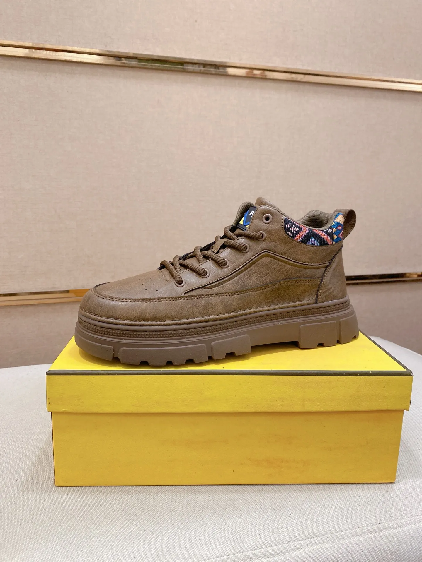 Factory price 442💰 (fendi) New high-top 👊🏻 upper 🇮🇹 imported cowhide fabric 🇩🇪 imported breathable mesh lining. The original outsole is molded to highlight the identity of every man, and the upper foot is elegant and stable🚶🏻🚶🏻The high-end custom counters reproduce the original version📯No matter the wind or rain, the shoe last remains unchanged and can withstand the verification of time🔍️,🔵 Size: 38-44
